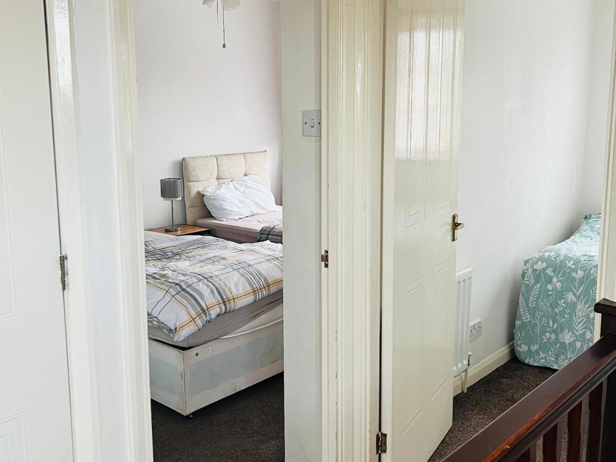 Clove, 3-4 Bed House With Garden, Free Parking, Sleeps 9 In Grays & Chafford Hundred Stifford エクステリア 写真