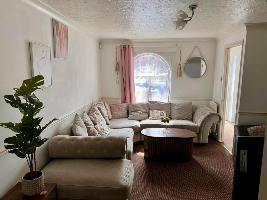Clove, 3-4 Bed House With Garden, Free Parking, Sleeps 9 In Grays & Chafford Hundred Stifford エクステリア 写真