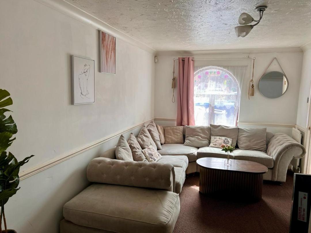Clove, 3-4 Bed House With Garden, Free Parking, Sleeps 9 In Grays & Chafford Hundred Stifford エクステリア 写真