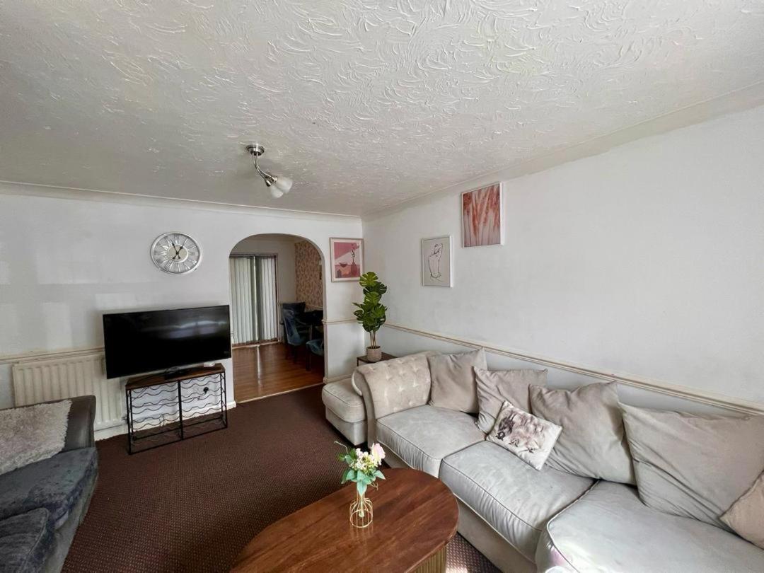 Clove, 3-4 Bed House With Garden, Free Parking, Sleeps 9 In Grays & Chafford Hundred Stifford エクステリア 写真