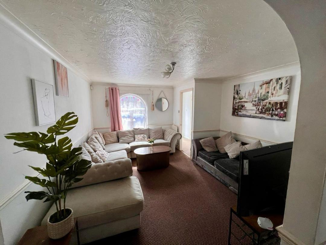 Clove, 3-4 Bed House With Garden, Free Parking, Sleeps 9 In Grays & Chafford Hundred Stifford エクステリア 写真
