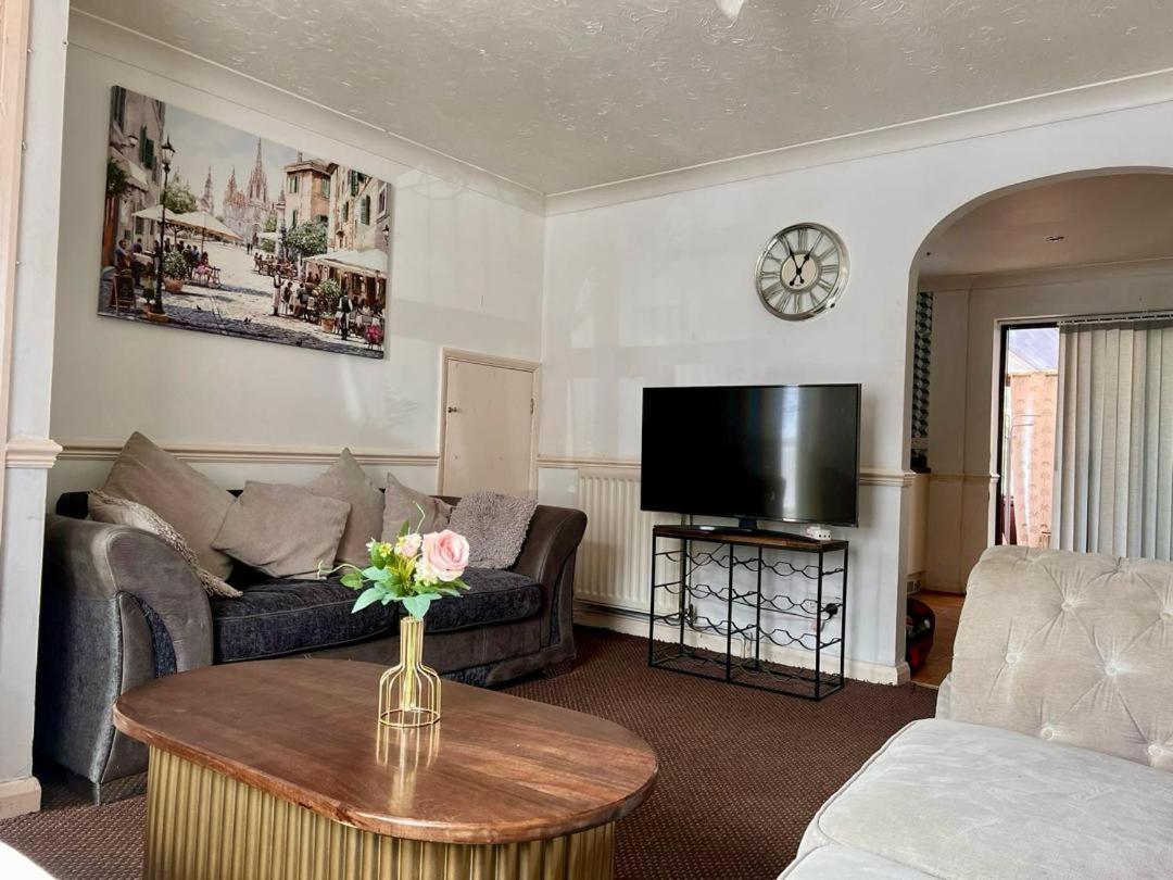 Clove, 3-4 Bed House With Garden, Free Parking, Sleeps 9 In Grays & Chafford Hundred Stifford エクステリア 写真