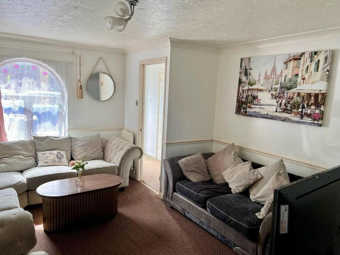 Clove, 3-4 Bed House With Garden, Free Parking, Sleeps 9 In Grays & Chafford Hundred Stifford エクステリア 写真