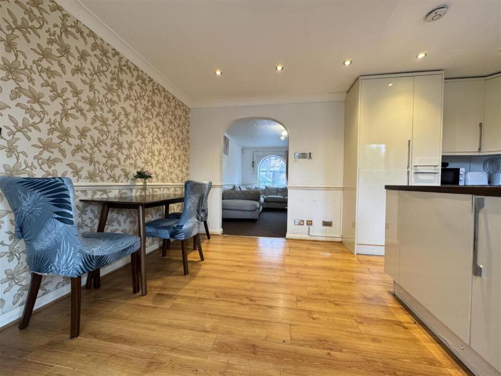 Clove, 3-4 Bed House With Garden, Free Parking, Sleeps 9 In Grays & Chafford Hundred Stifford エクステリア 写真