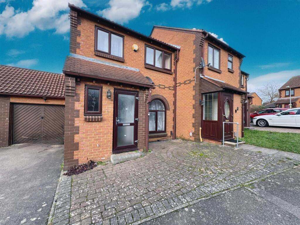 Clove, 3-4 Bed House With Garden, Free Parking, Sleeps 9 In Grays & Chafford Hundred Stifford エクステリア 写真